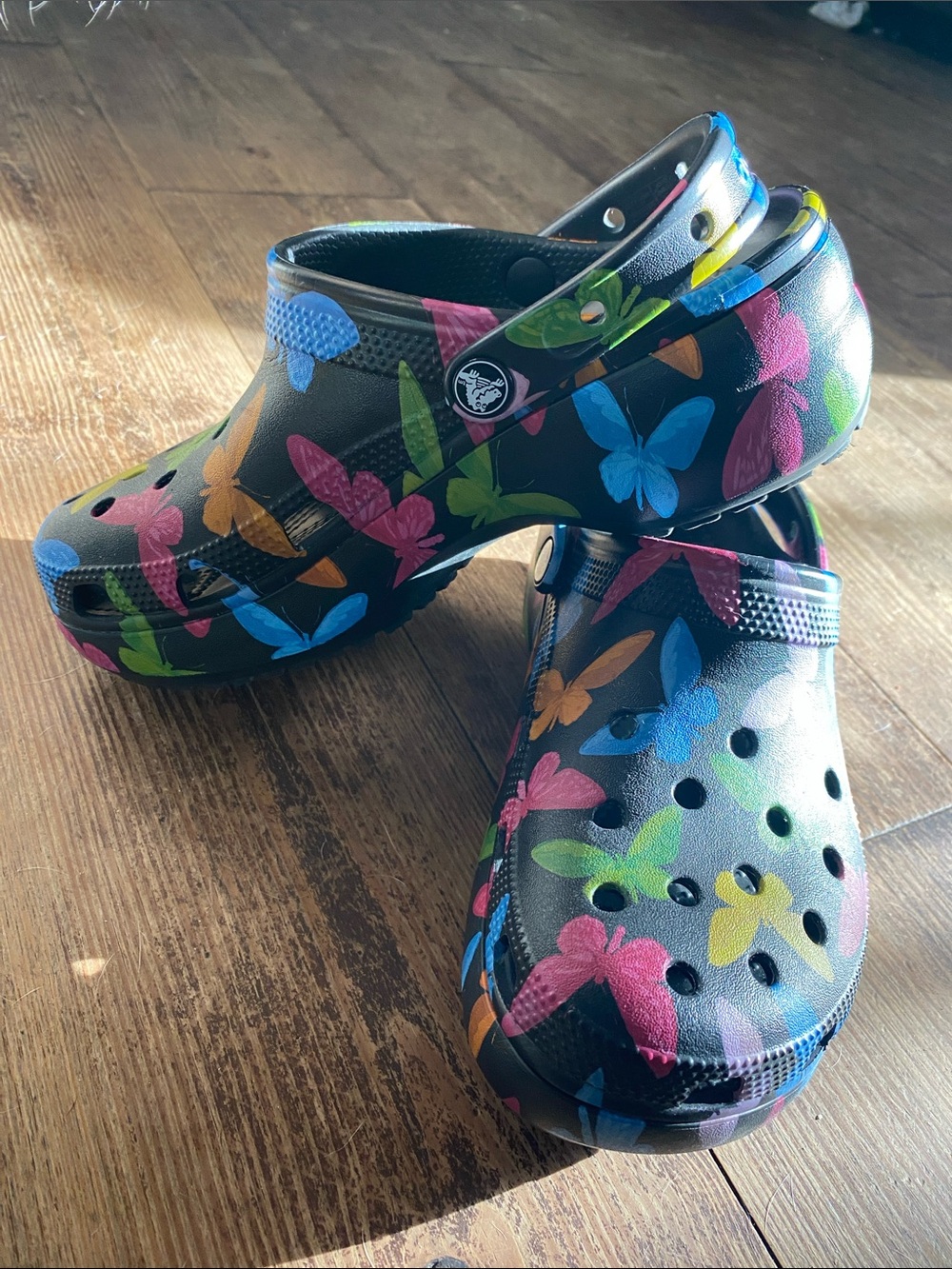 size 8 exceplenBlack and colorful Croc Shoes with Colorful Butterfly Print